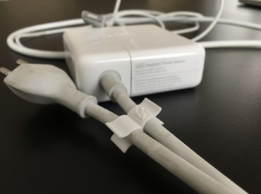 Clip für Macbook Kabel