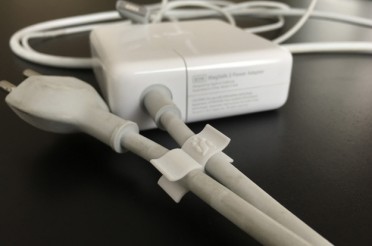 Clip für Macbook Kabel